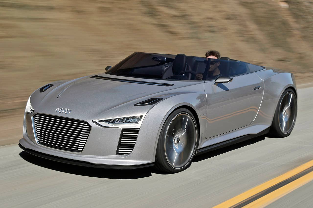 2014 Audi e-tron Spyder driving
