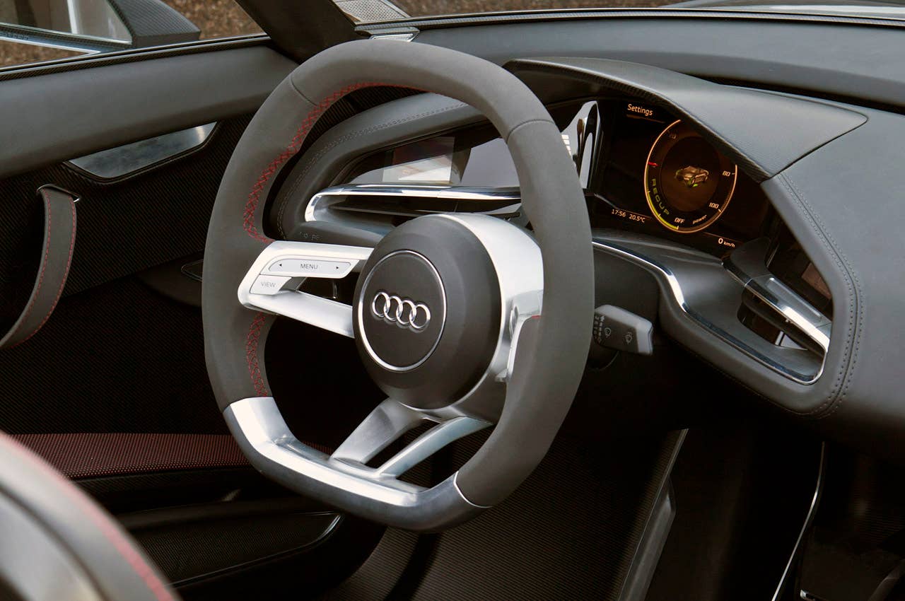 2014 Audi e-tron Spyder interior