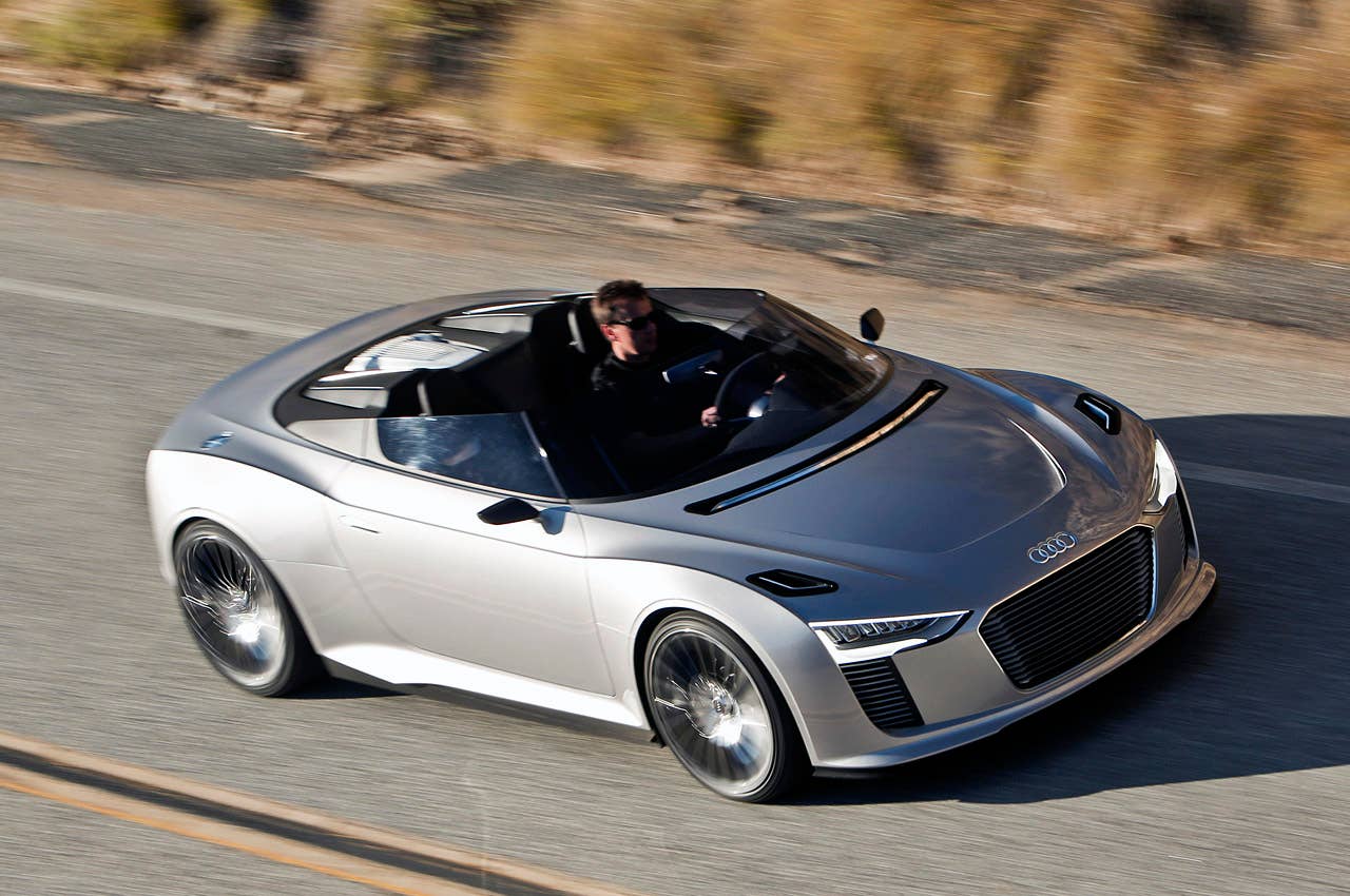 2014 Audi e-tron Spyder driving