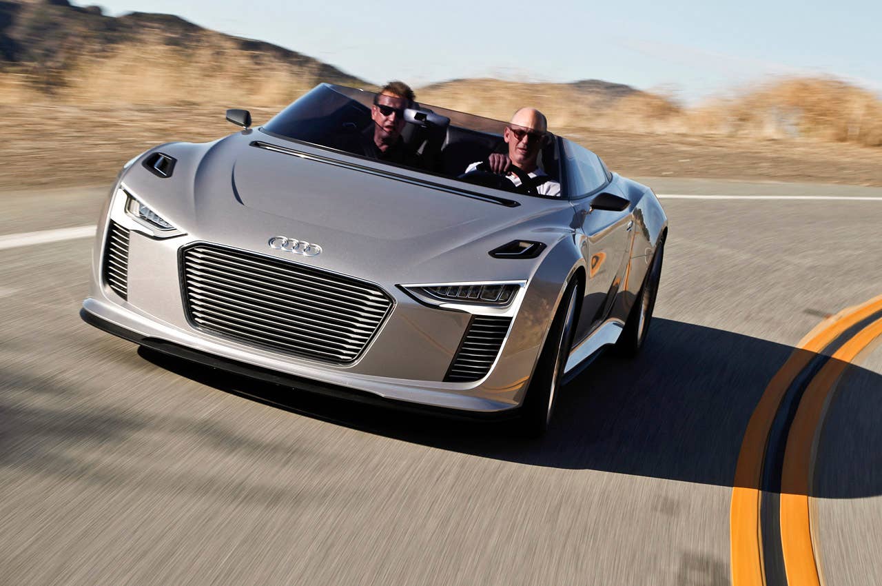 2014 Audi e-tron Spyder driving