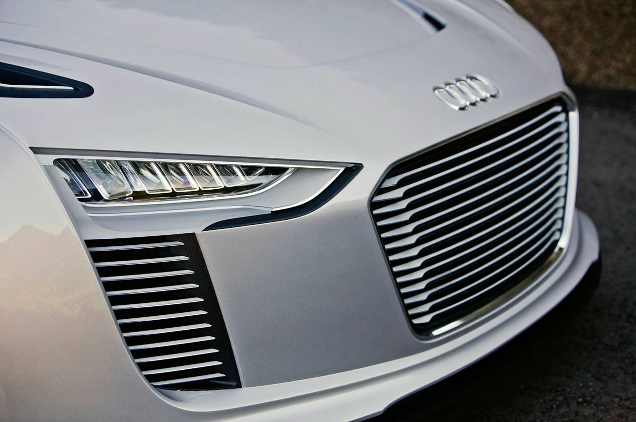 2014 Audi e-tron Spyder front detail