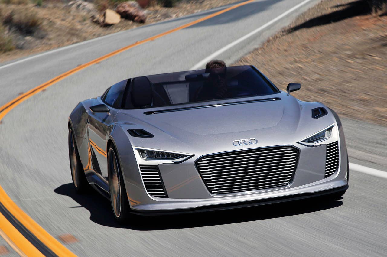 2014 Audi e-tron Spyder driving