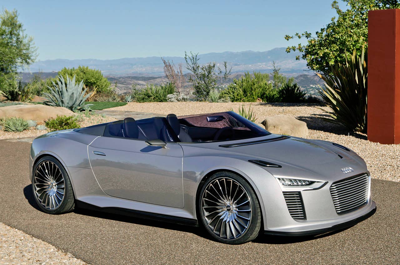 2014 Audi e-tron Spyder front 3/4 view