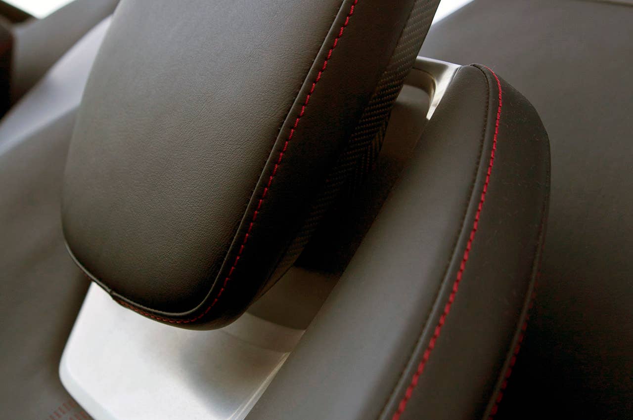 2014 Audi e-tron Spyder head rest