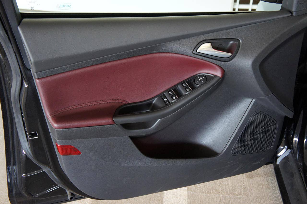 2012 Ford Focus Titanium door