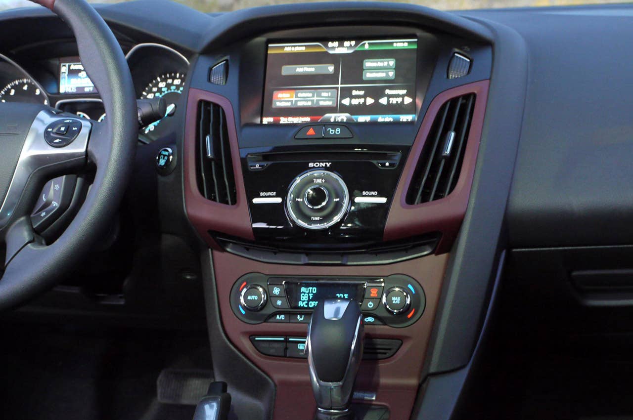 2012 Ford Focus Titanium instrument panel