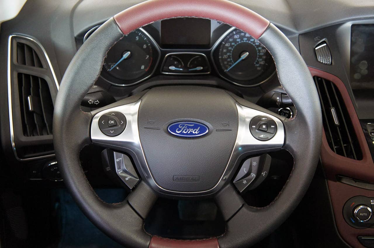 2012 Ford Focus Titanium steering wheel