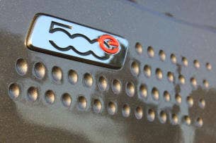 2013 Fiat 500e badge