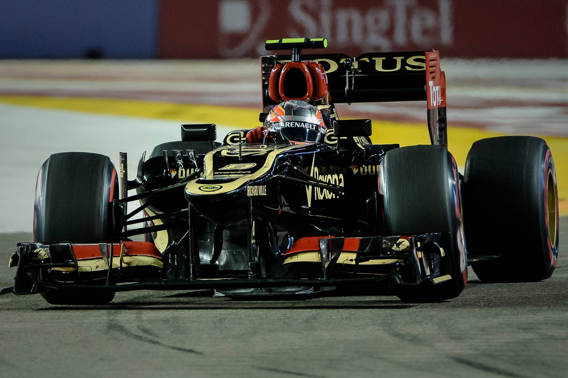 Lotus driver Romain Grosjean of France drives during the Formula One Singapore Grand Prix on September 22, 2013.   AFP PHOTO / Philippe Lopez        (Photo credit should read PHILIPPE LOPEZ/AFP/Getty Images)
