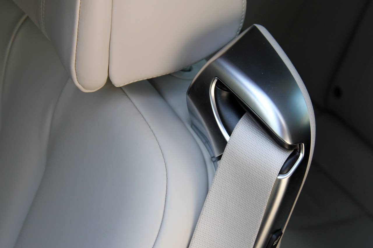 2012 BMW 6 Series Coupe front seat belt