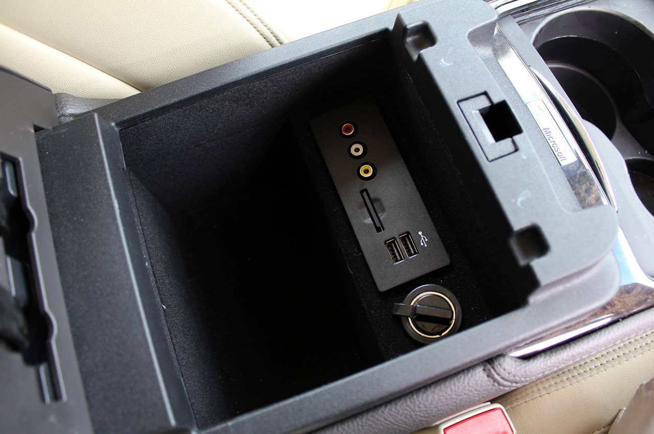 2013 Lincoln MKS EcoBoost multimedia inputs