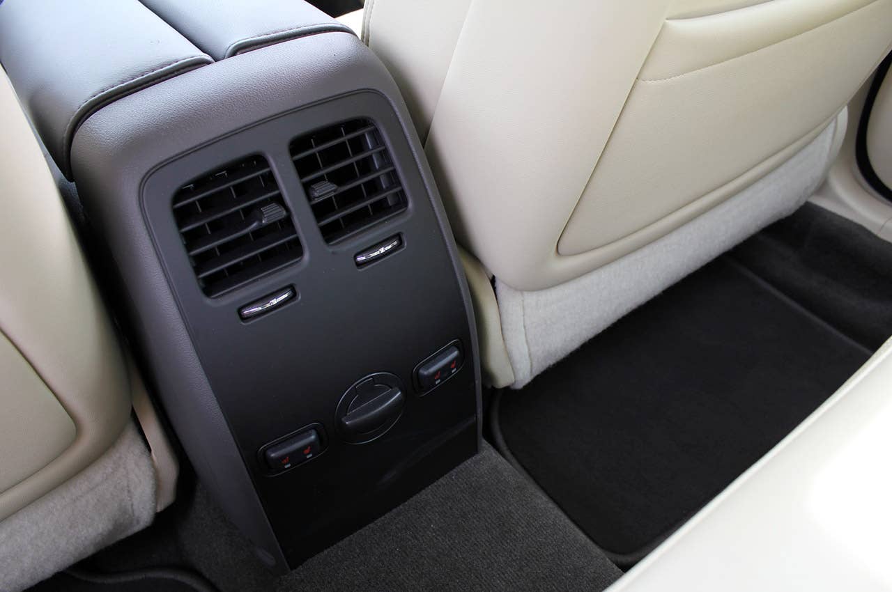 2013 Lincoln MKS EcoBoost rear seat vents