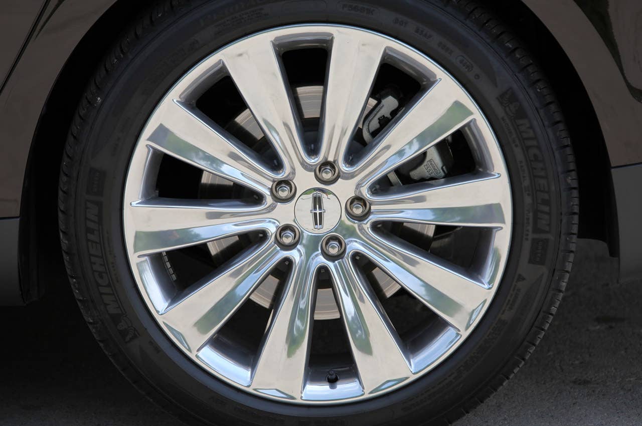 2013 Lincoln MKS EcoBoost wheel