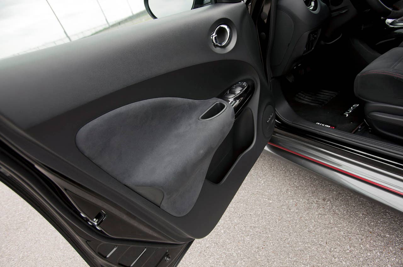 2013 Nissan Juke Nismo door