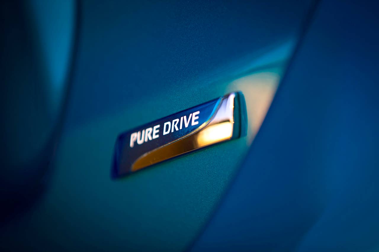 The all-new Versa Note is offered in a range of well-equipped grade levels: S, S Plus and SV, along with top-of-the-line SL Packages. Each is equipped with an advanced 1.6-liter DOHC 4- cylinder engine with dual fuel injection and Twin CVTC (Continuously Variable Timing Control).