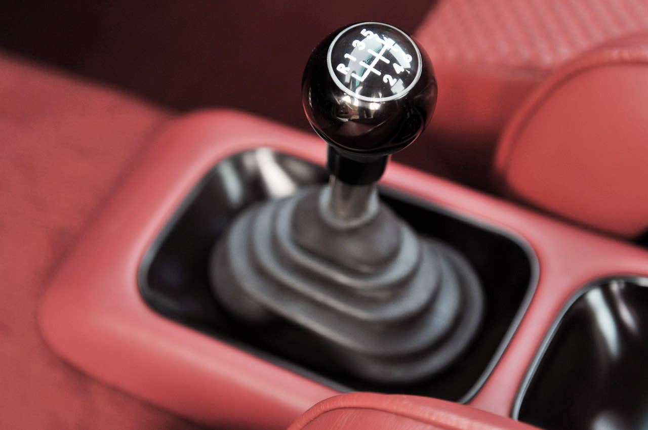 Porsche 911 Restored by Singer shifter