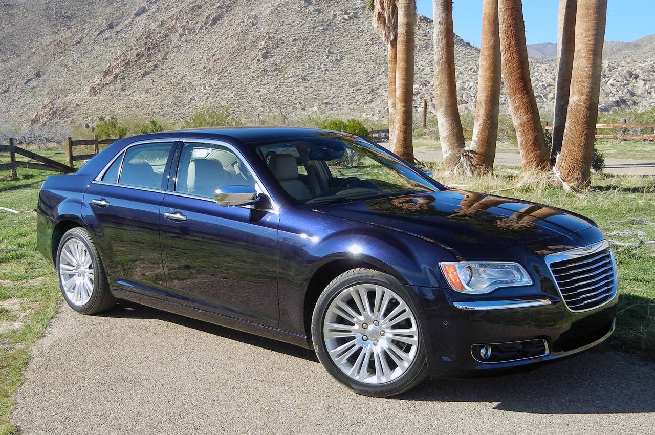 2011 Chrysler 300 front 3/4 view