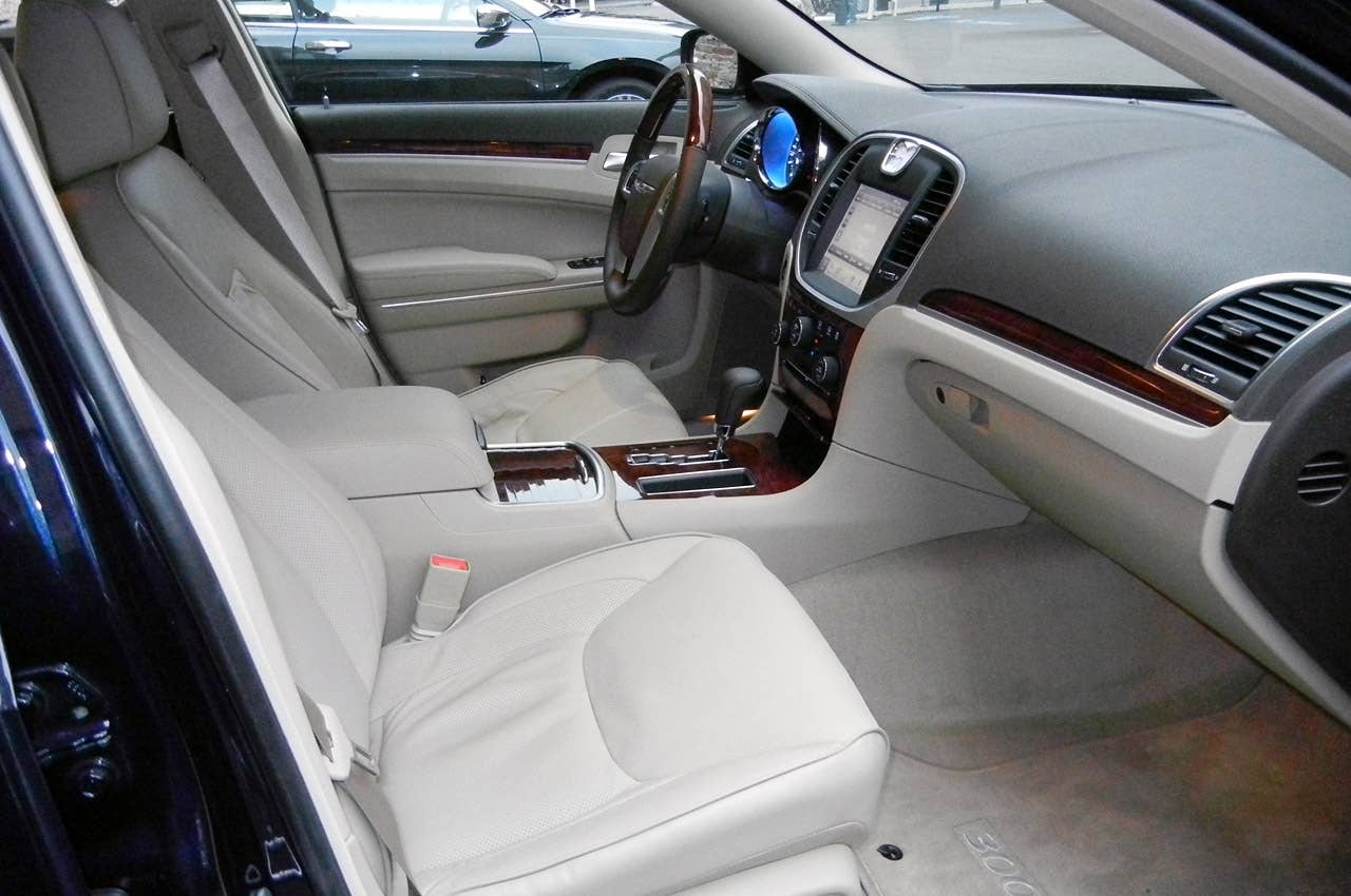 2011 Chrysler 300 interior