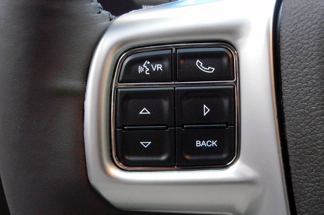 2011 Chrysler 300 steering wheel controls