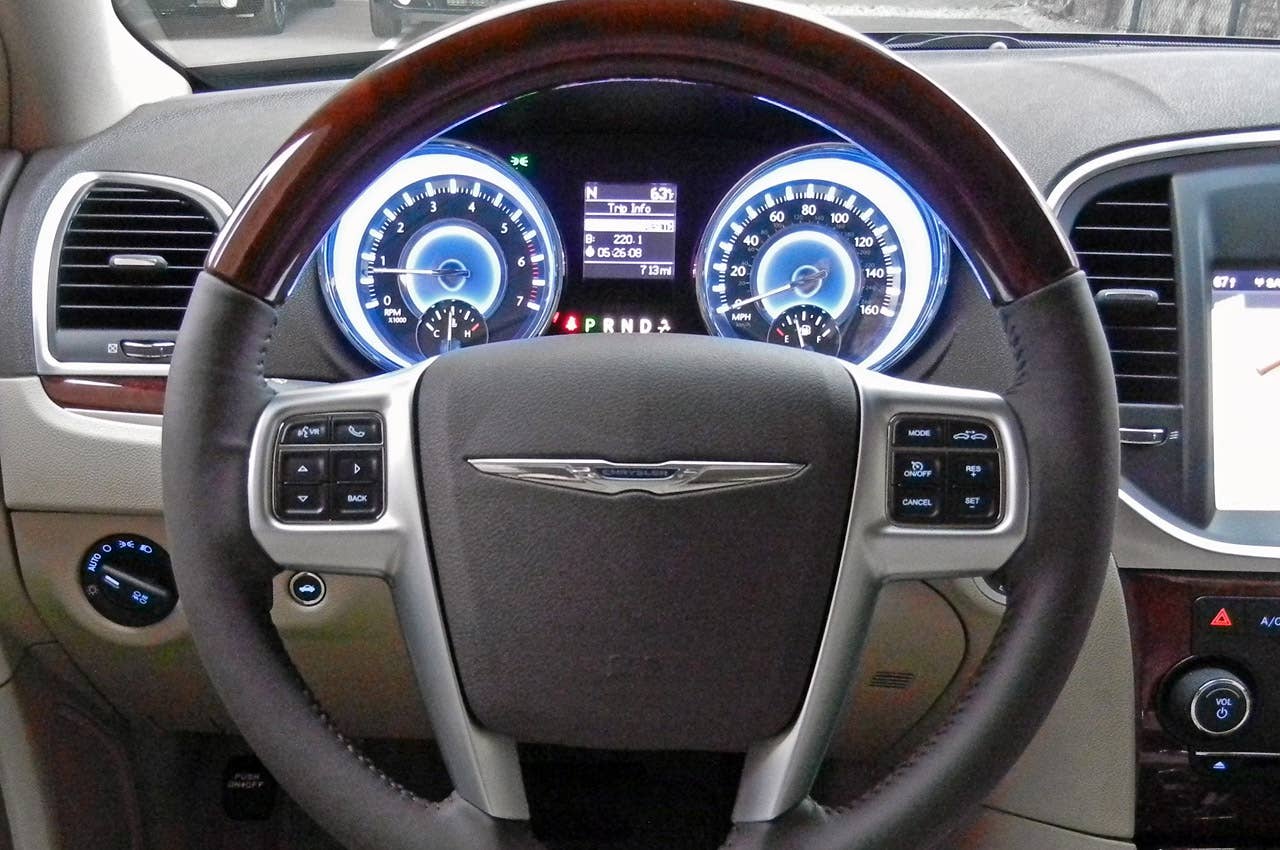 2011 Chrysler 300 steering wheel