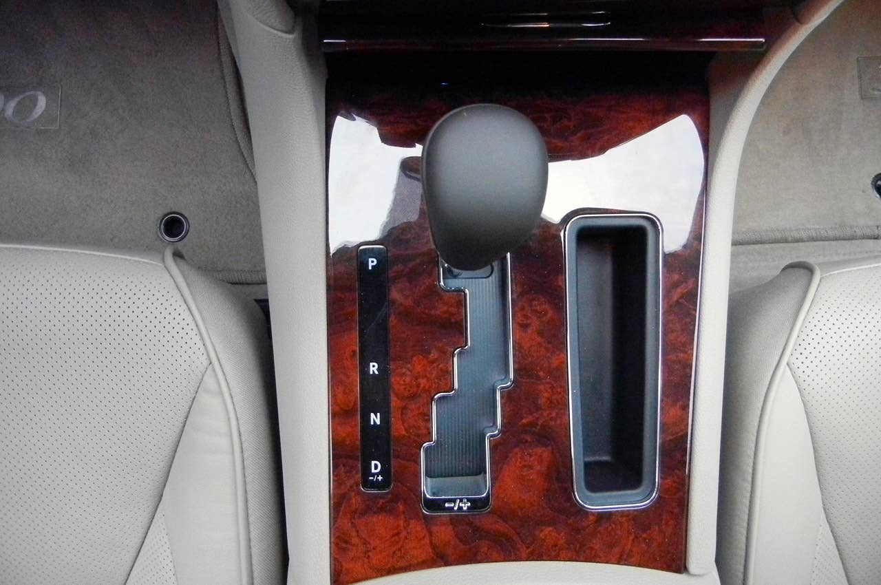 2011 Chrysler 300 shifter