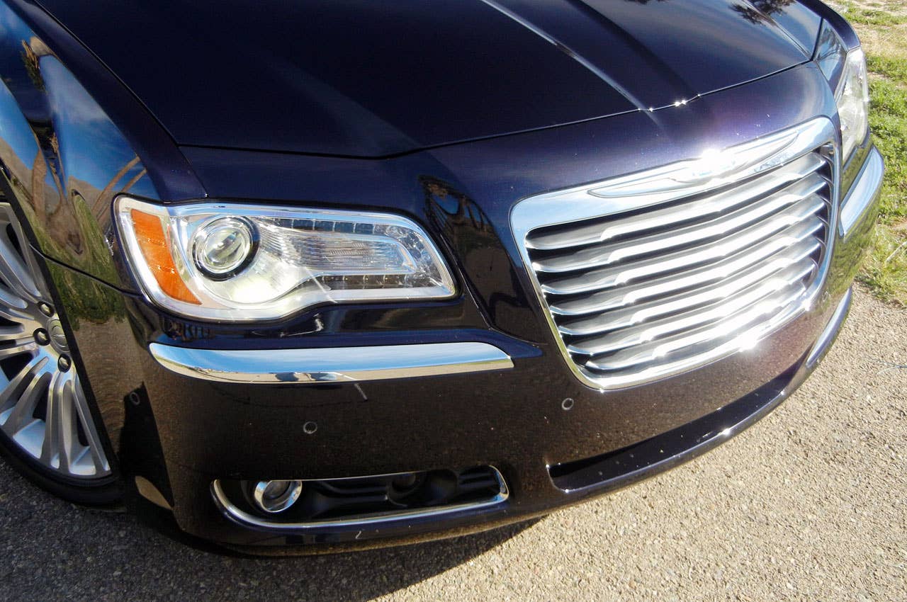 2011 Chrysler 300 front detail