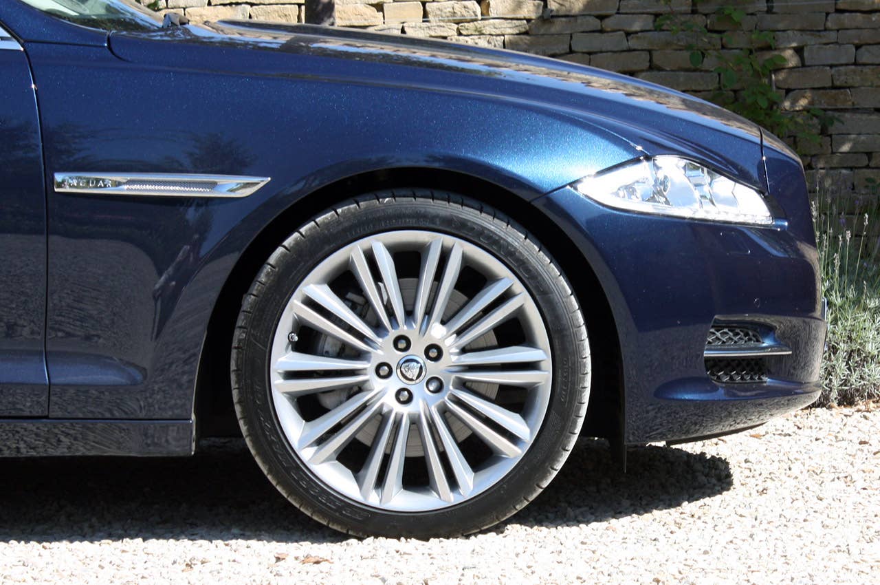 2013 Jaguar XJ V6 wheel