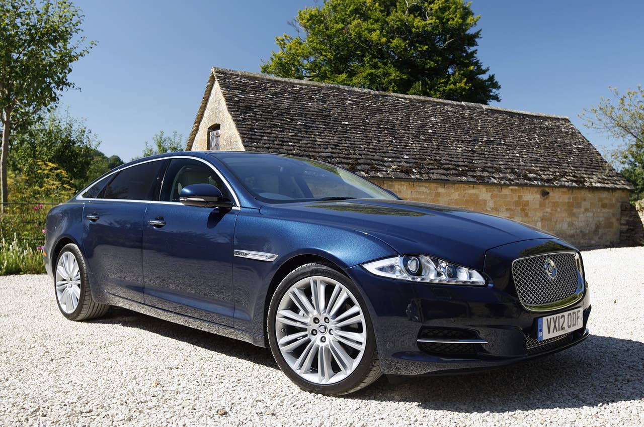 2013 Jaguar XJ V6 front 3/4 view