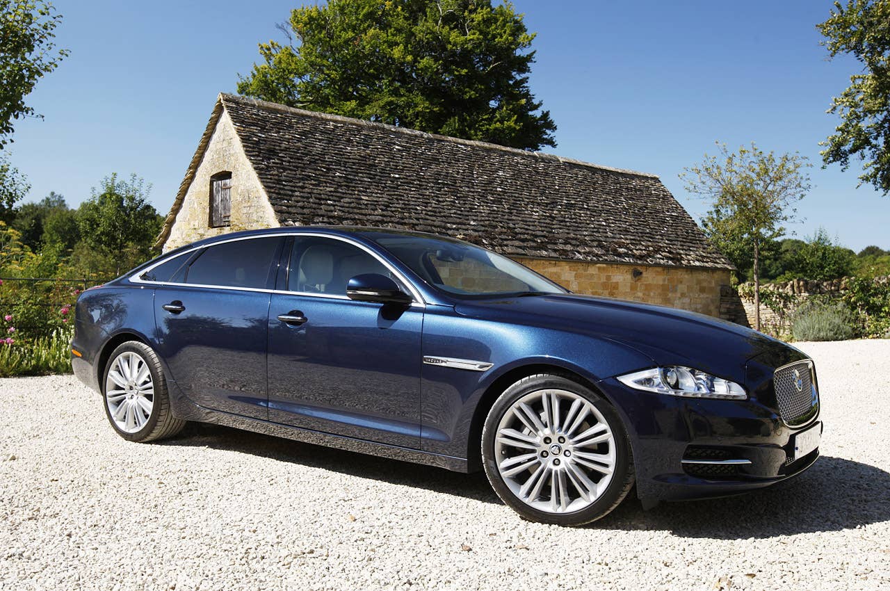 2013 Jaguar XJ V6 front 3/4 view
