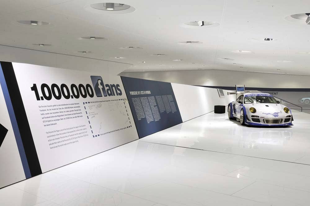 Facebook Porsche 911 GT3 R Hybrid display