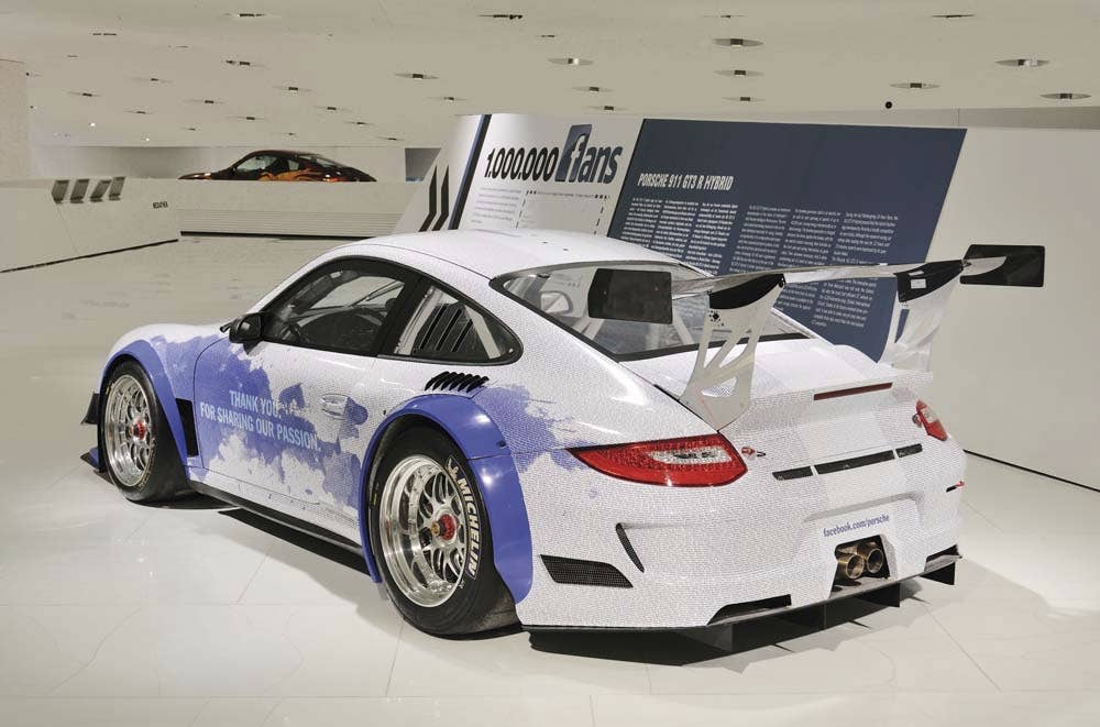 Facebook Porsche 911 GT3 R Hybrid rear 3/4