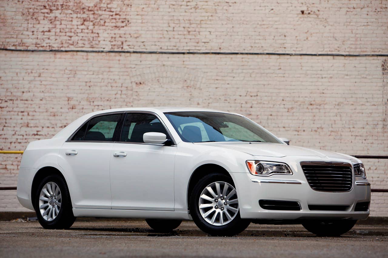 2011 Chrysler 300 front 3/4 view
