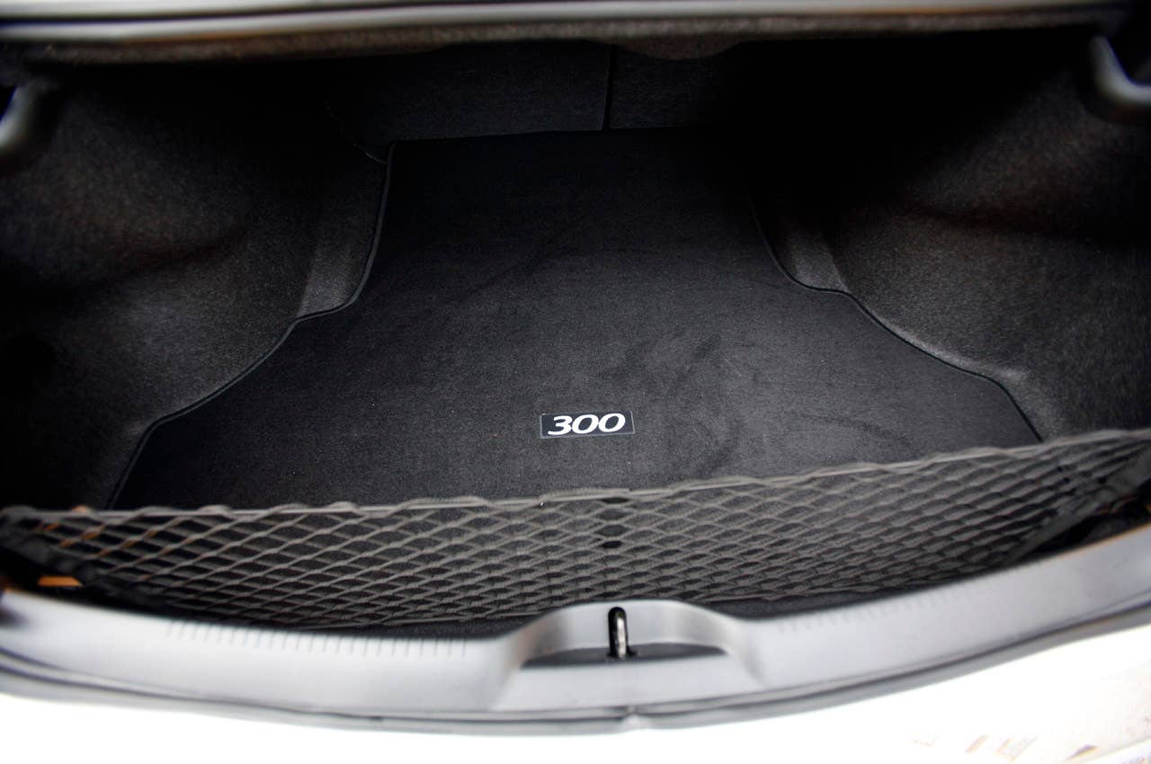 2011 Chrysler 300 trunk