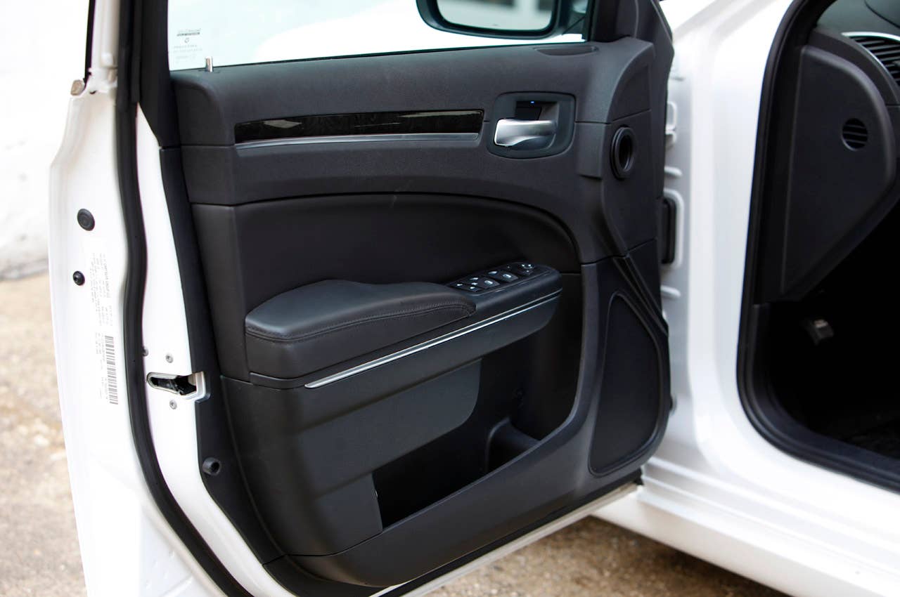 2011 Chrysler 300 door