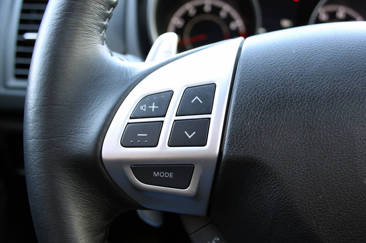 2011 Mitsubishi Outlander Sport SE AWC steering wheel controls