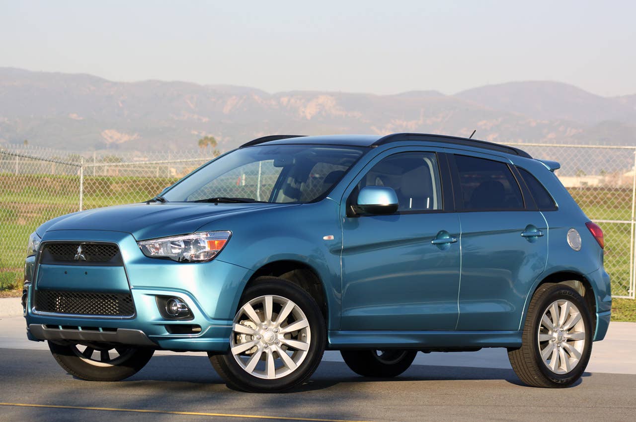 2011 Mitsubishi Outlander Sport SE AWC front 3/4 view