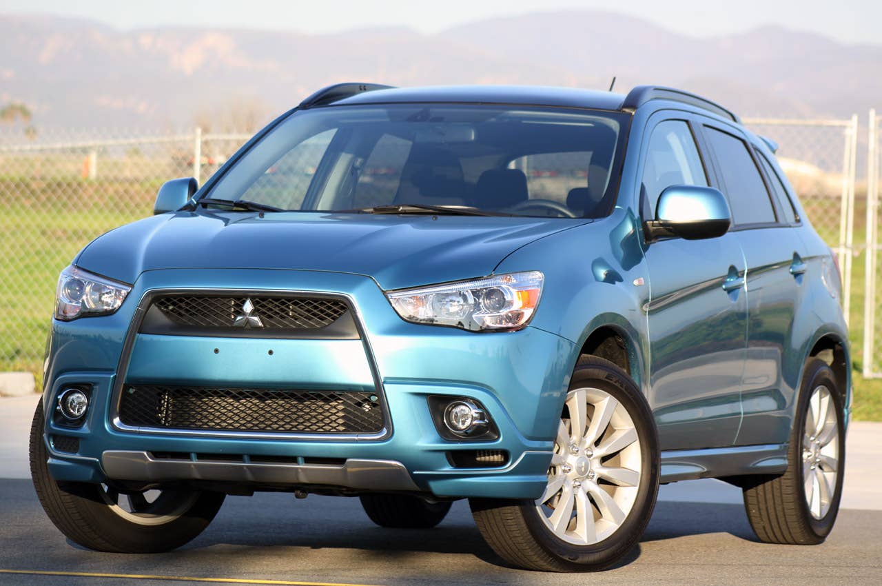 2011 Mitsubishi Outlander Sport SE AWC front 3/4 view