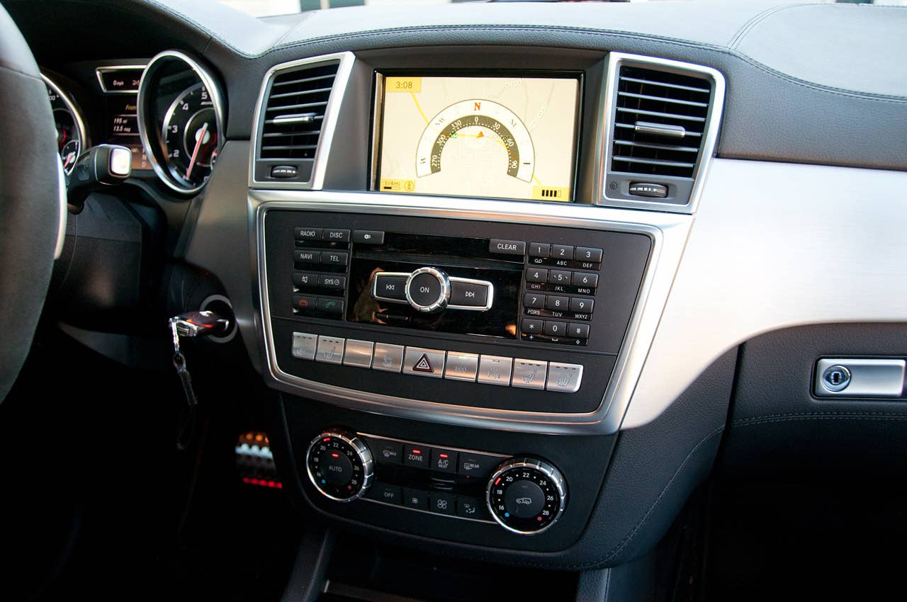 2012 Mercedes-Benz ML63 AMG instrument panel
