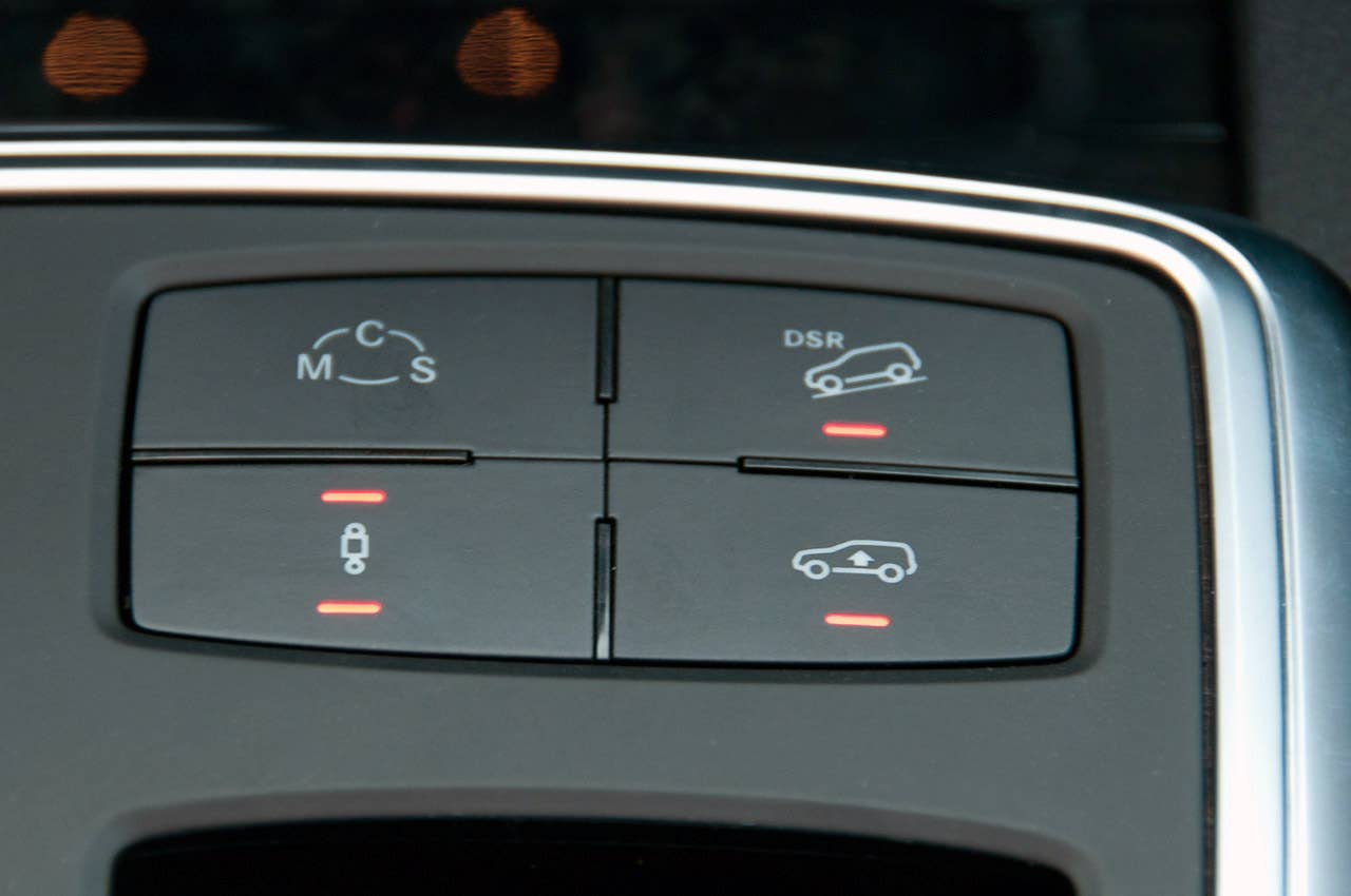 2012 Mercedes-Benz ML63 AMG drive mode controls
