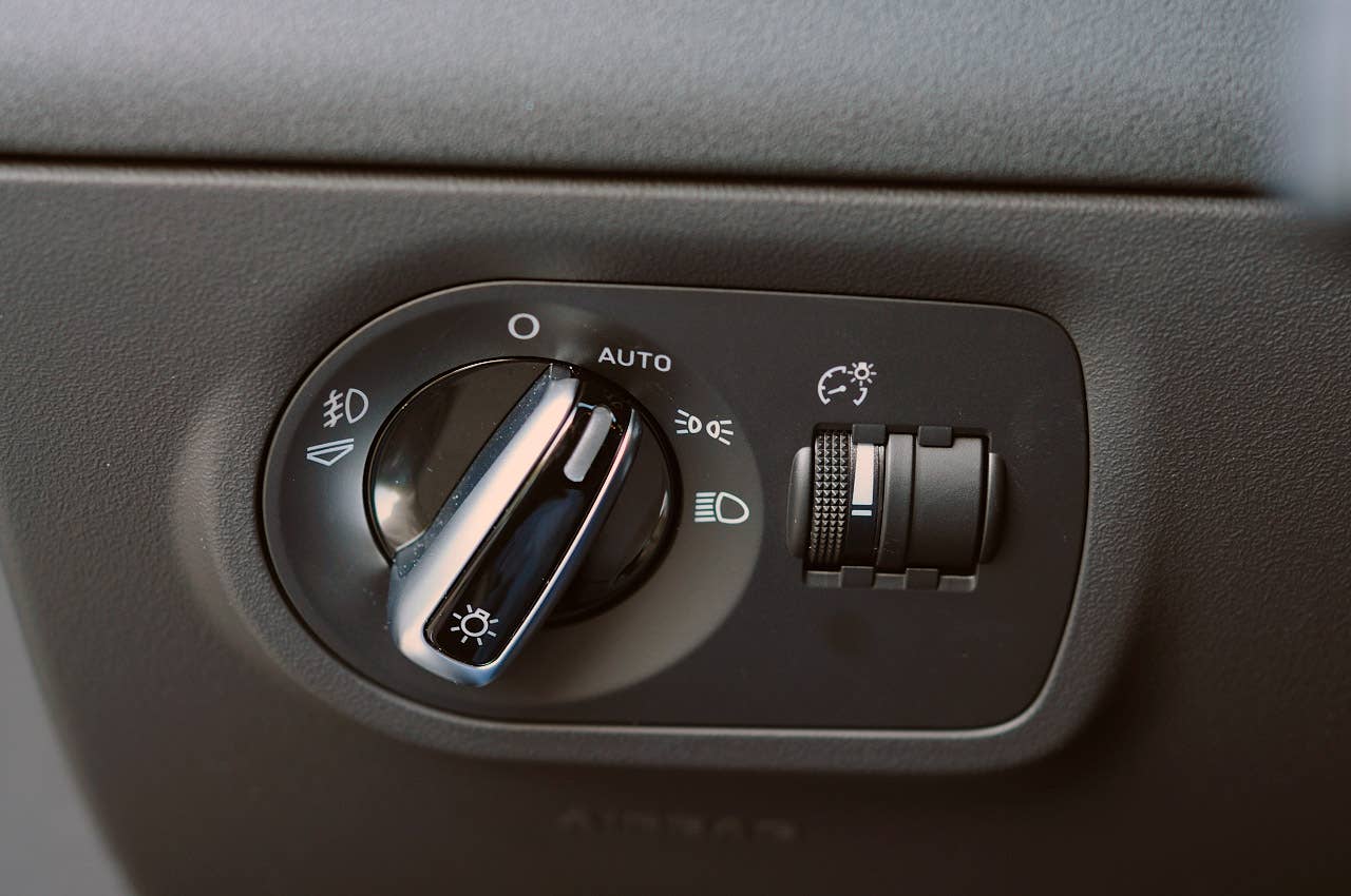2011 Audi TT 2.0 Quattro Coupe headlight controls