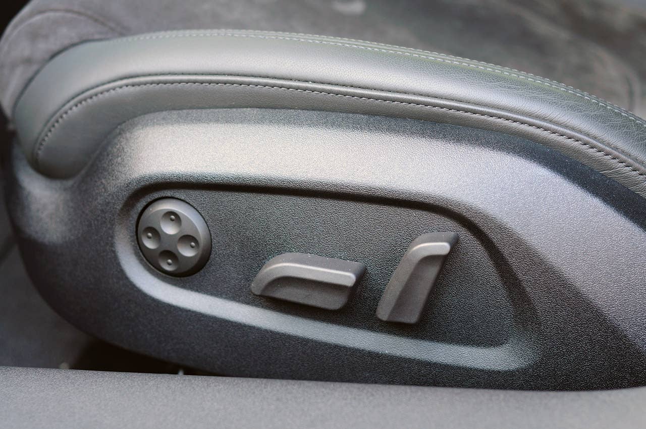 2011 Audi TT 2.0 Quattro Coupe seat controls