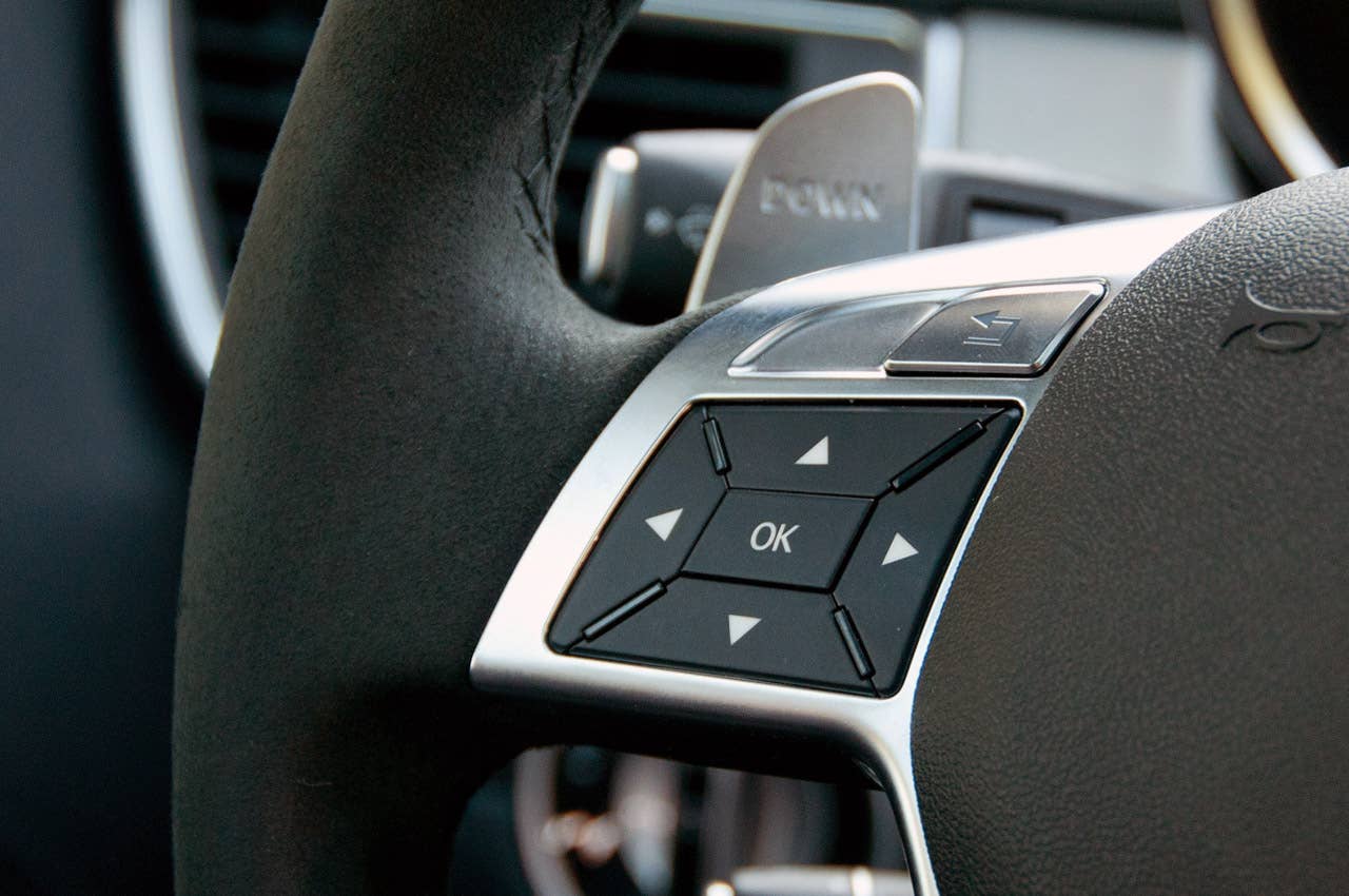 2012 Mercedes-Benz ML63 AMG steering wheel controls