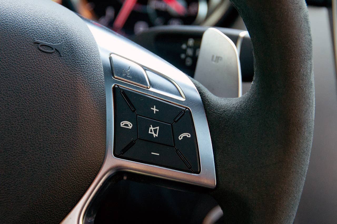 2012 Mercedes-Benz ML63 AMG steering wheel controls