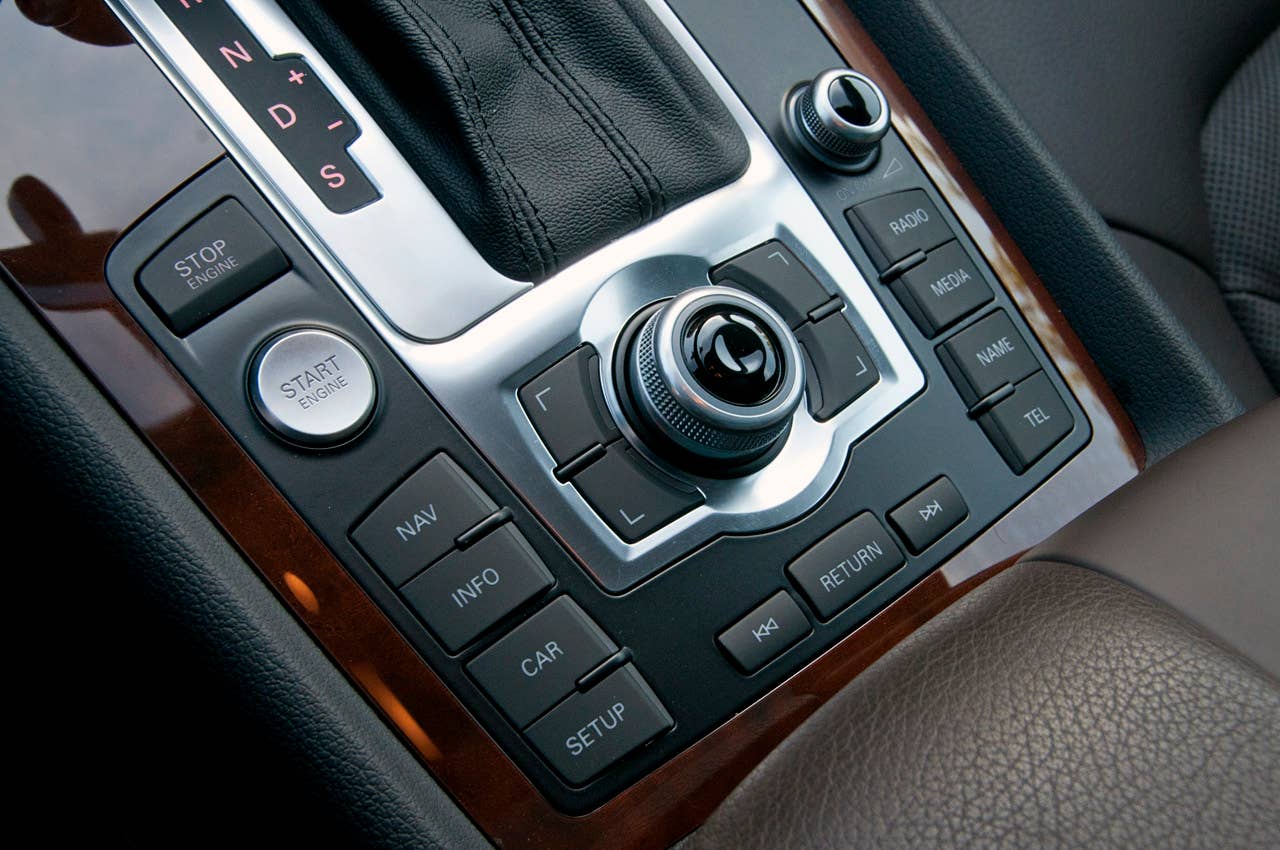 2011 Audi Q7 3.0T S line center console