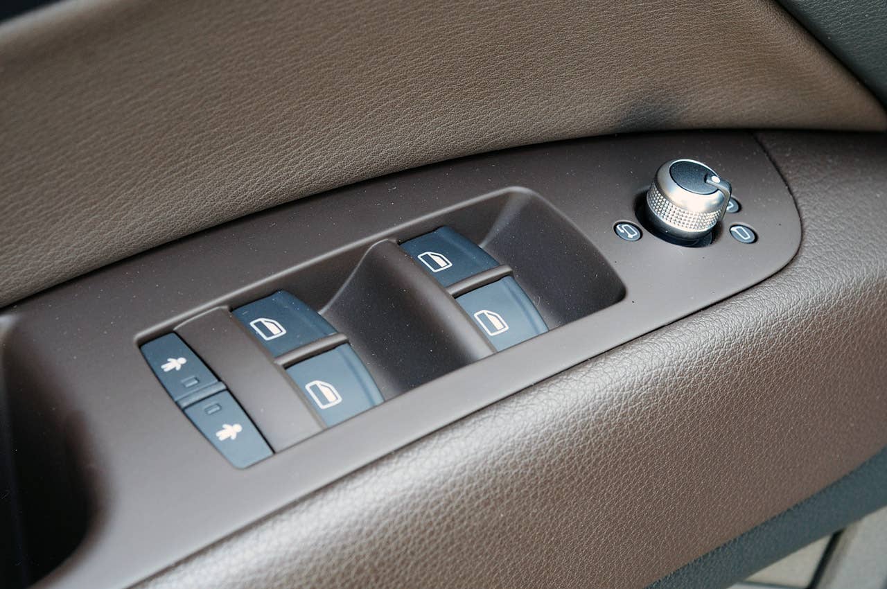 2011 Audi Q7 3.0T S line door controls