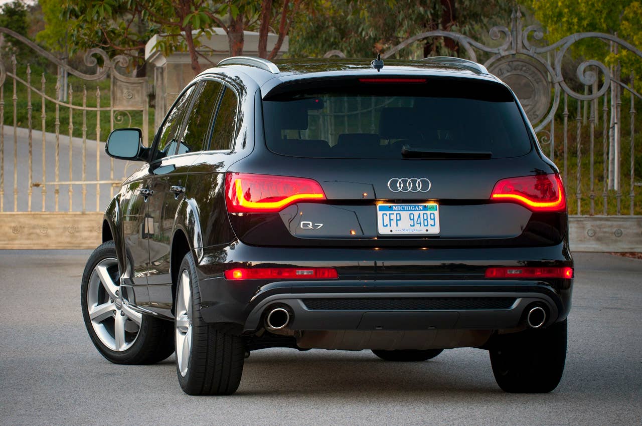 2011 Audi Q7 3.0T S line rear 3/4 view
