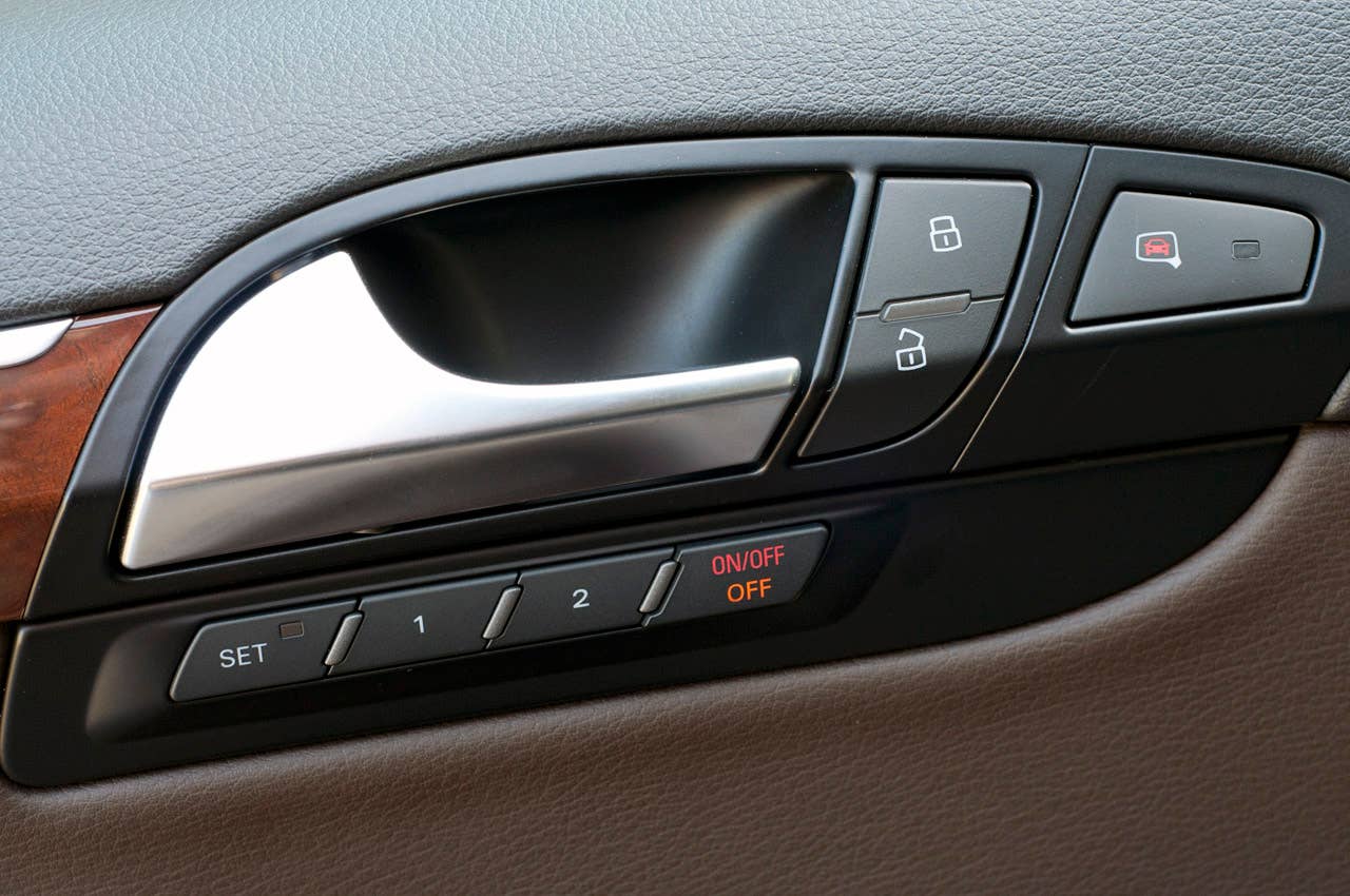 2011 Audi Q7 3.0T S line interior door handle