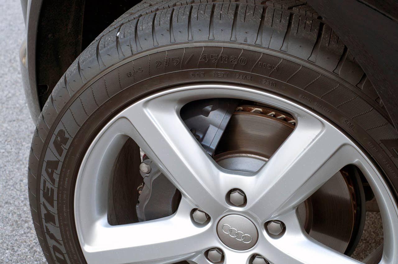2011 Audi Q7 3.0T S line tire