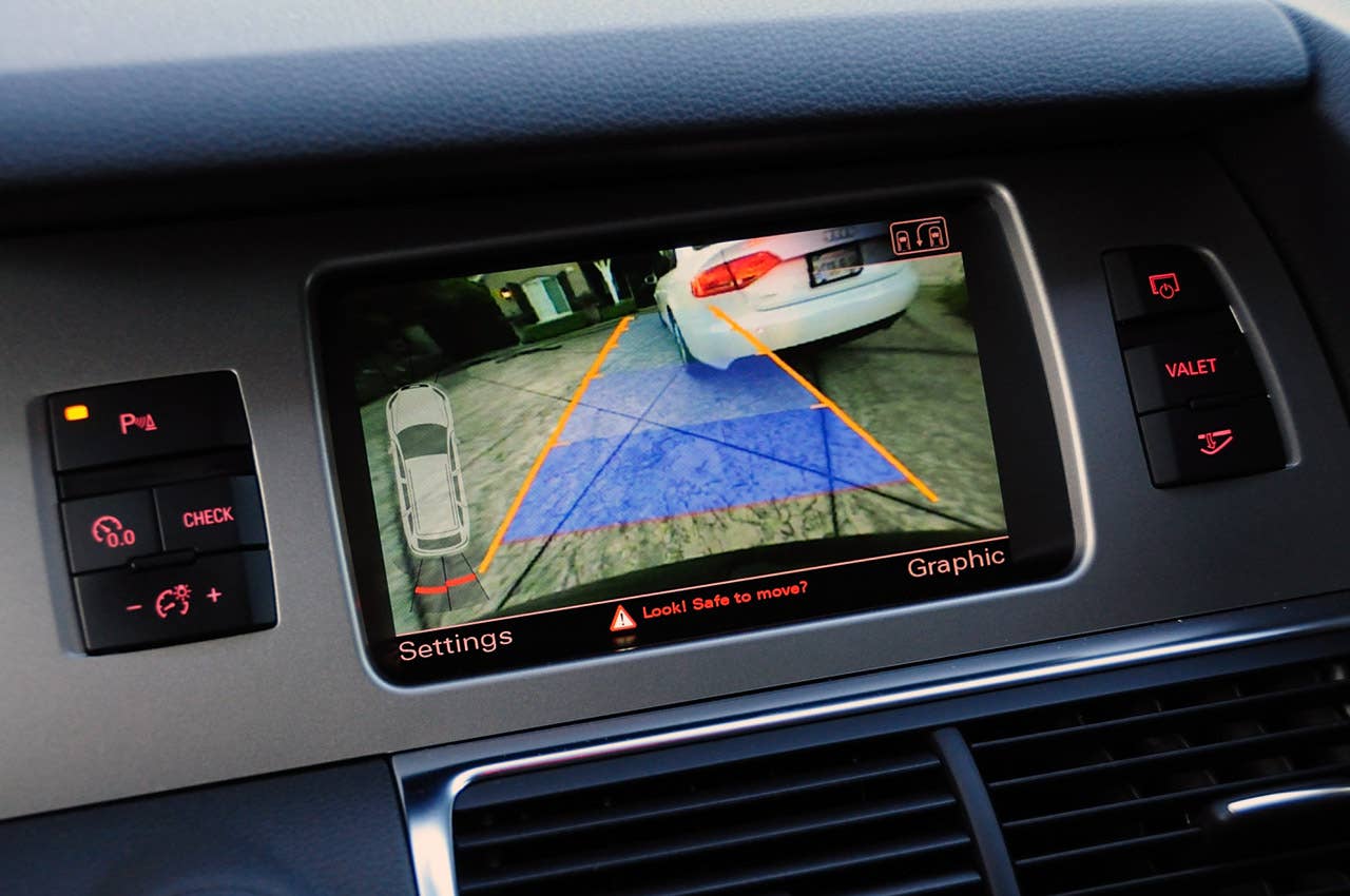 2011 Audi Q7 3.0T S line rear view camera display