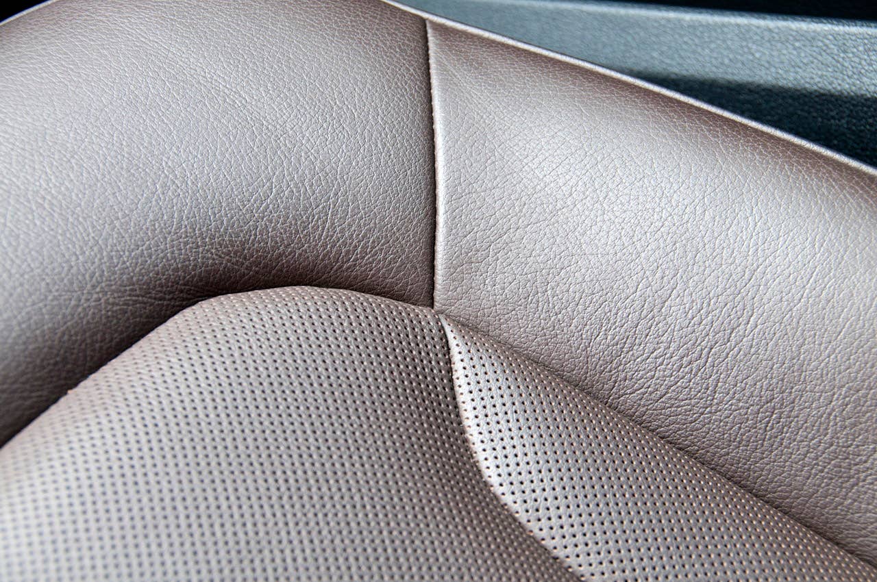 2011 Audi Q7 3.0T S line front seat detail